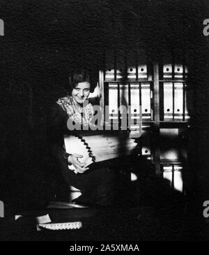 Eva Braun Photo Collection - Album 1 - piuttosto giovane ragazza tedesca in ufficio business ca. 1930s Foto Stock