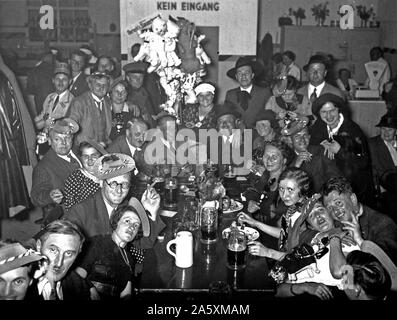 Eva Braun Photo Collection - Album 1 - Tedesco gli uomini e le donne per celebrare ca. 1930s? Foto Stock