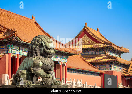 Custode cinese lion o shishi statua dalla dinastia Ming era, all'ingresso del palazzo della Città Proibita di Pechino, Cina Foto Stock