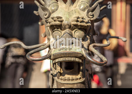 Drago Cinese statua testa con ganasce aperte dalla dinastia Ming era, nella Città Proibita di Pechino, Cina Foto Stock