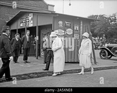 Visita dalla principessa Juliana e Regina Guglielmina dei Paesi Bassi, ricevuto dal sindaco W. Houwing, presumibilmente presso la stazione ferroviaria di ca. 1920 Paesi Bassi Foto Stock