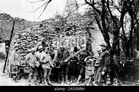 Italiano, Americano, e soldati francesi in un villaggio in rovina ca. 1917-1919 Foto Stock