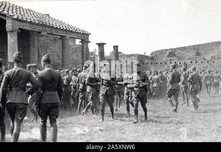 West Point classe 1921 il tour in Italia. Con ben riempito lastre ufficiali cercano un posto in cui andare a mangiare. Pompei, Italia ca. 1918-1919 Foto Stock