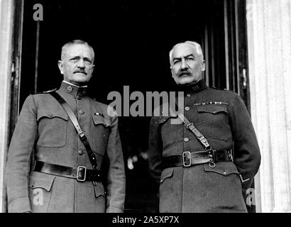 Il generale John J. Pershing, Comandante in Capo, A.E.F., e il maggiore generale George W. leggere, comandare il secondo corpo d'Armata. Bonnetable, Sarthe, Francia ca. 1/22/1919 Foto Stock