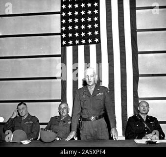 Il Mag. Gen. Hugh J. Gaffey, comandante generale, XXIII Corps, indirizzi capi di regionale I governi tedesco e l'esercito personale tecnico in occasione di una conferenza tenutasi a discutere il trasferimento del governo di unità locali. Da sinistra a destra sono: Briga. Gen. Perry, assistente del comandante generale, il Mag. Gen. Norman D. Cota, Comandante Generale, 28 Divisione; Gen. Gaffey, e il tenente Col. Campbell W. Newman. Neustadt in Germania, 5/18/45 Foto Stock