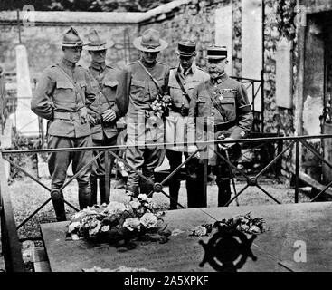 American Independence Day 1917, Francia. Ufficiali Americani la visualizzazione di Lafayette la tomba nel cimitero di Picpus. Foto Stock