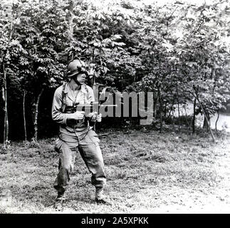 Questo soldato è dotato di notte-Visualizzazione di casco e sniperscope montato su un M-3 sub-machine gun. Fort Belvoir, VA Foto Stock