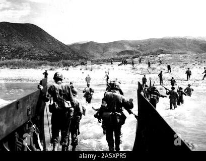 Truppe alleate lasciare landingcraft e testa per la spiaggia attraverso il surf durante una pratica di esercizio di atterraggio vicino a Napoli, nella zona di Mondragone, Italia, prima dell'invasione della Francia meridionale Foto Stock