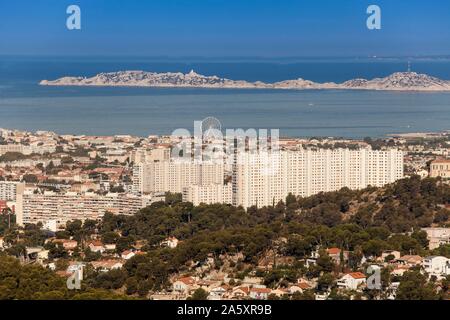 Vista della città di Marsiglia in background l'ex carcere isola Ile de se, isole Frioul, Marsiglia, Provence-Alpes-Côte d'Azur, in Francia Foto Stock