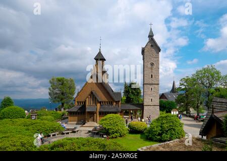 Doga romanica chiesa Wang con torre campanaria, Krummhubel, Karpacz, Monti dei Giganti, Polonia Foto Stock