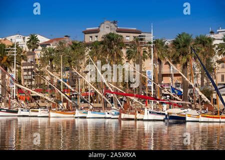 Barche a vela e barche da pesca nel porto di Bandol, Alpes-Maritimes, Cote d'Azur, in Francia meridionale, Francia Foto Stock