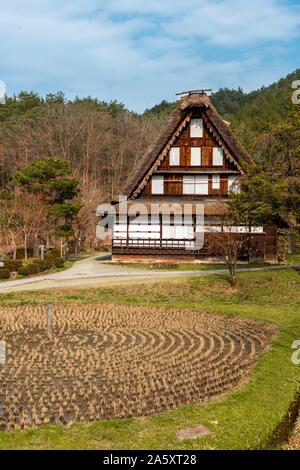 Round campo di riso con casa colonica, la ricostruzione di un antico villaggio giapponese, Hida Minzoku Mura Folk Village, Hida non Sato, Takayama, Giappone Foto Stock