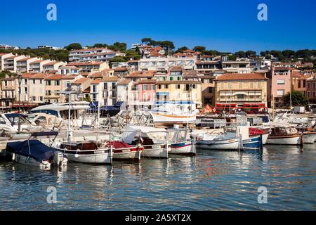 Barche e yacht nel porto di Cassis, Bouches-du-Rhone, Provence-Alpes-Côte d'Azur, in Francia meridionale, Francia Foto Stock