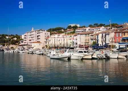 Barche e yacht nel porto di Cassis, Bouches-du-Rhone, Provence-Alpes-Côte d'Azur, in Francia meridionale, Francia Foto Stock