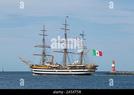 Italiano di formazione a vela nave Amerigo Vespucci passa pier luci all'ingresso del Unterwarnow, Hanse Sail, Warnemunde, Rostock Foto Stock