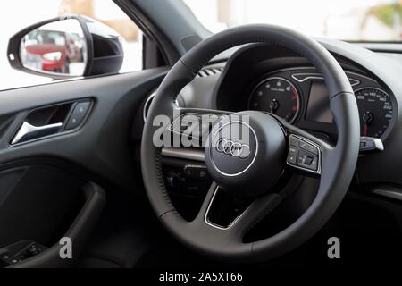 Russia, Izhevsk - Settembre 11, 2019: Audi showroom. Interno del nuovo e moderno che Audi A3. Famoso marchio mondiale. Foto Stock