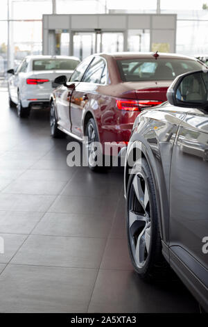 Russia, Izhevsk - 11 Settembre 2019: nuova auto moderne in Audi showroom. Famoso marchio mondiale. Veicoli di prestigio. Foto Stock