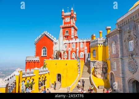I turisti in visita a pena il Palazzo Nazionale, sito Patrimonio Mondiale dell'UNESCO. Vista del cantiere di archi, cappella e orologio. Sintra, Portogallo Foto Stock