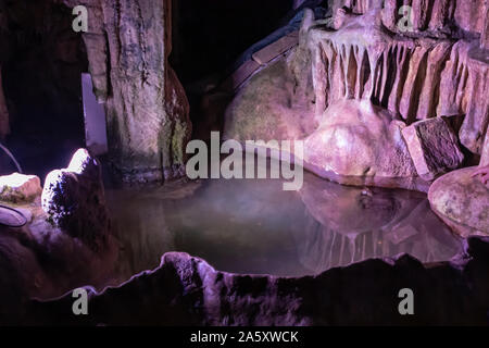 Vista sulla grotta Ledenika interni. Piccolo lago nella grotta. Vraca, Bulgaria. Foto Stock