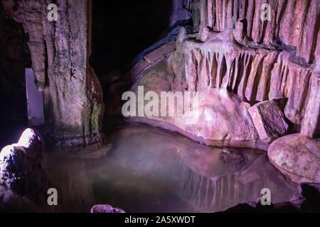 Vista sulla grotta Ledenika interni. Piccolo lago nella grotta. Vraca, Bulgaria. Foto Stock