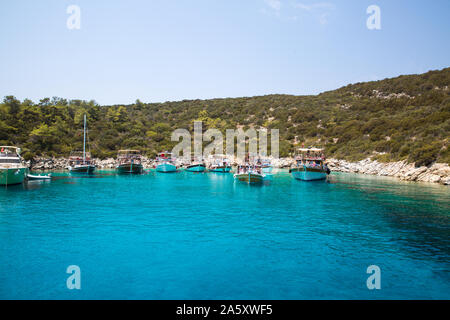 Imbarcazioni storiche sulla bay blue lagoon bay nel mare Mediterraneo nei pressi della Turchia Bodrum, Mugla. Foto Stock