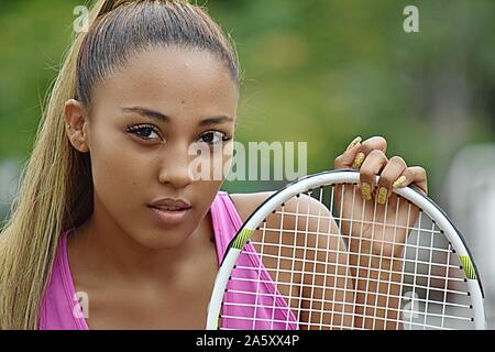 Impassibile Latina Girl giocatore di tennis la gioventù Foto Stock