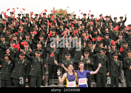 Wuhan, la Cina della provincia di Hubei. 23 Ott, 2019. Gli atleti posano per una foto con i soldati a sorge dopo il cross country di donne individuale di pentathlon militare alla settima CISM Giochi Mondiali Militari a Wuhan, capitale della Cina centrale della provincia di Hubei, Ottobre 23, 2019. Credito: Wang Jianwei/Xinhua/Alamy Live News Foto Stock