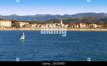 Lungomare di Saint-Jean-de-Luz visto dal mare. Foto Stock