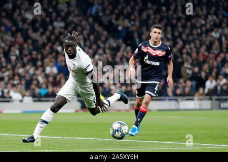 Londra, Regno Unito. 22 ottobre, 2019. Davinson S‡nchez del Tottenham Hotspur orologi la palla andare ampia durante la UEFA Champions League match tra Tottenham Hotspur e Stella Rossa Belgrado a Tottenham Hotspur Stadium, Londra, Inghilterra il 22 ottobre 2019. Foto di Carlton Myrie. Solo uso editoriale, è richiesta una licenza per uso commerciale. Nessun uso in scommesse, giochi o un singolo giocatore/club/league pubblicazioni. Credit: UK Sports Pics Ltd/Alamy Live News Foto Stock