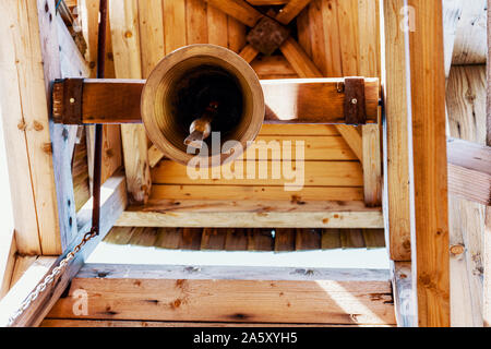 Campana in una gita tower, Zbojska, Slovacchia centrale, Europa Foto Stock