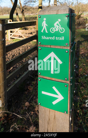 Shared escursioni in bicicletta e a piedi il sentiero percorso segni sul marcatore di legno post, Ticknall, Derbyshire, Inghilterra, Regno Unito. Foto Stock