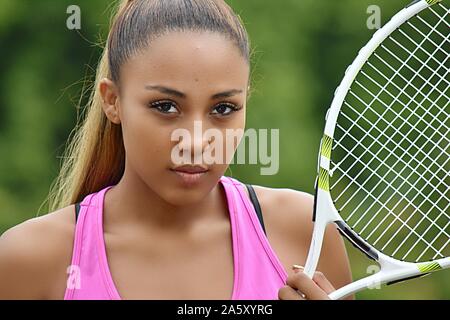 Una ragazza impassibile giocatore di tennis Foto Stock