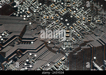 Scheda a circuito stampato e microchip, o cpu closeup - Componente elettronico per apparecchiature digitali, il concetto di sviluppo di elettrico circuito calcolatore Foto Stock