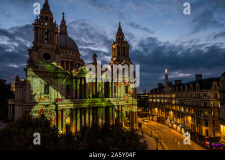 Londra, Regno Unito. 23 Ott, 2019. Una storica installazione in Inghilterra dove la luce cade, illuminazioni di un evento presso la Cattedrale di St Paul e questo autunno. La luce show celebra la seconda guerra mondiale gli eroi di tutti i giorni che hanno rischiato la loro vita per proteggere i luoghi hanno amato, di legatura nell'ottantesimo anniversario commemorazioni di quest'anno. Sporgenze dal doppio prendere delle sporgenze con nuova poesia da londinese poeta Keith Jarrett illuminare l'edificio e raccontano la storia di San Paolo orologio che ha assicurato la sopravvivenza della cattedrale durante il Blitz. Credito: Guy Bell/Alamy Live News Foto Stock