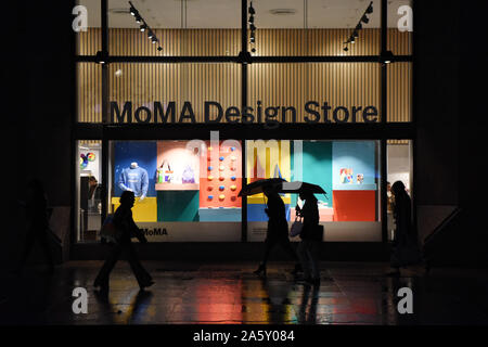 New York, Stati Uniti d'America. 22 ottobre, 2019. La gente a piedi passato il MoMA Design Store in Manhattan di New York, gli Stati Uniti, il 22 ottobre, 2019. MoMA è stato riaperto al pubblico il lunedì dopo essere stato chiuso dal giugno 15 per lavori di ristrutturazione e riorganizzazione delle sue gallerie. Credito: Han Fang/Xinhua/Alamy Live News Foto Stock