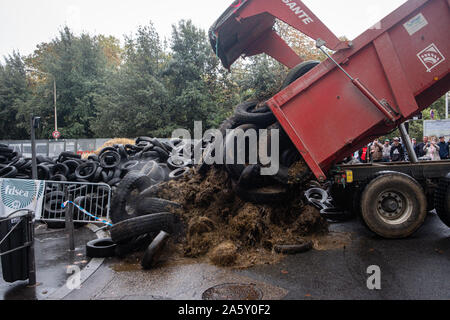 Ottobre 22, 2019, Lione, Auvergne-Rhône-Alpes, Francia - Dimostrazione di agricoltori. Fuoriuscita di pneumatici di fronte alla prefettura di Rodano Foto Stock