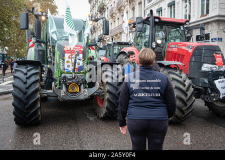 Ottobre 22, 2019, Lione, Auvergne-Rhône-Alpes, Francia - Dimostrazione di agricoltori. Convoglio di trattori per le strade di Lione Foto Stock