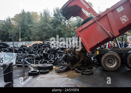 Ottobre 22, 2019, Lione, Auvergne-Rhône-Alpes, Francia - Dimostrazione di agricoltori. Fuoriuscita di pneumatici di fronte alla prefettura di Rodano Foto Stock