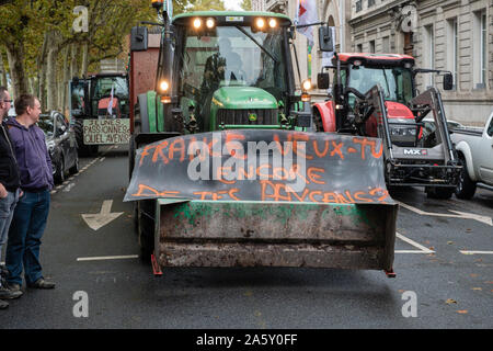 Ottobre 22, 2019, Lione, Auvergne-Rhône-Alpes, Francia - Dimostrazione di agricoltori. Trattore con una rivendicazione banner Foto Stock