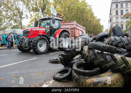 Ottobre 22, 2019, Lione, Auvergne-Rhône-Alpes, Francia - Dimostrazione di agricoltori. Fuoriuscita di pneumatici di fronte alla prefettura di Rodano Foto Stock
