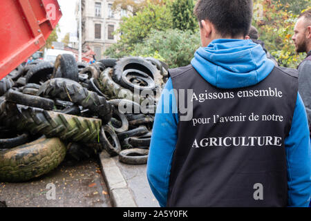 Ottobre 22, 2019, Lione, Auvergne-Rhône-Alpes, Francia - Dimostrazione di agricoltori. Fuoriuscita di pneumatici di fronte alla prefettura di Rodano Foto Stock