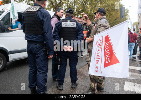 Ottobre 22, 2019, Lione, Auvergne-Rhône-Alpes, Francia - Dimostrazione di agricoltori. I dimostranti e i funzionari di polizia Foto Stock
