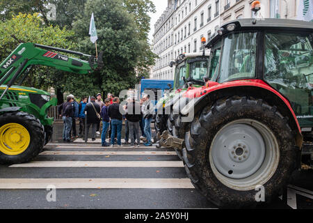 Ottobre 22, 2019, Lione, Auvergne-Rhône-Alpes, Francia - Dimostrazione di agricoltori. Convoglio di trattori per le strade di Lione Foto Stock