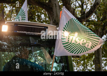 Ottobre 22, 2019, Lione, Auvergne-Rhône-Alpes, Francia - Dimostrazione di agricoltori. La FNSEA bandiera illuminata dai fari del trattore Foto Stock