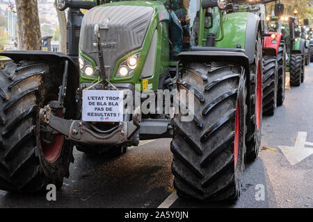 Ottobre 22, 2019, Lione, Auvergne-Rhône-Alpes, Francia - Dimostrazione di agricoltori. Convoglio di trattori per le strade di Lione Foto Stock