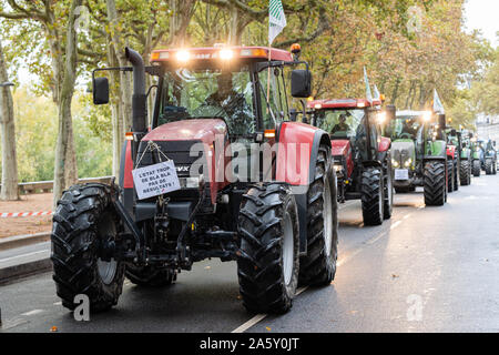 Ottobre 22, 2019, Lione, Auvergne-Rhône-Alpes, Francia - Dimostrazione di agricoltori. Convoglio di trattori per le strade di Lione Foto Stock