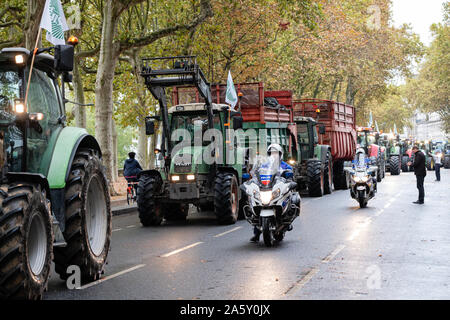 Ottobre 22, 2019, Lione, Auvergne-Rhône-Alpes, Francia - Dimostrazione di agricoltori. Convoglio di trattori per le strade di Lione Foto Stock