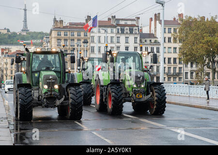 Ottobre 22, 2019, Lione, Auvergne-Rhône-Alpes, Francia - Dimostrazione di agricoltori. Convoglio di trattori per le strade di Lione Foto Stock