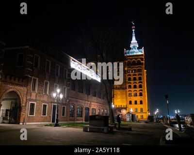 L'Italia, Veneto, Venezia Molino Stucky Hilton Hotel di notte alla Giudecca Foto Stock