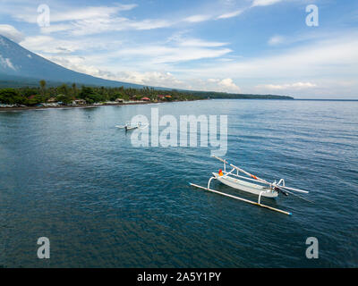 Vista aerea di un tradizionale di barche da pesca a Bali, in Indonesia Foto Stock